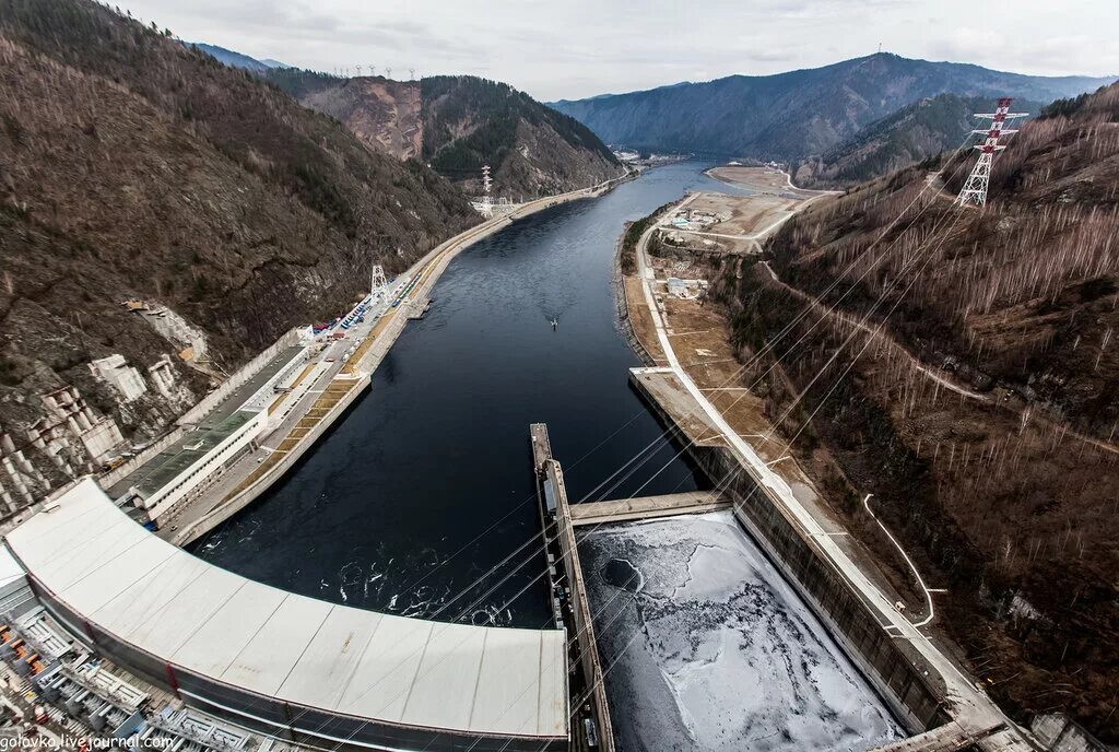 В каком районе находится крупная гэс. Саяно-Шушенская ГЭС гидроэлектростанция. Саяно-Шушенская ГЭС водосброс. Саяно Шушенская плотина. Дамба Саяно-Шушенской ГЭС.