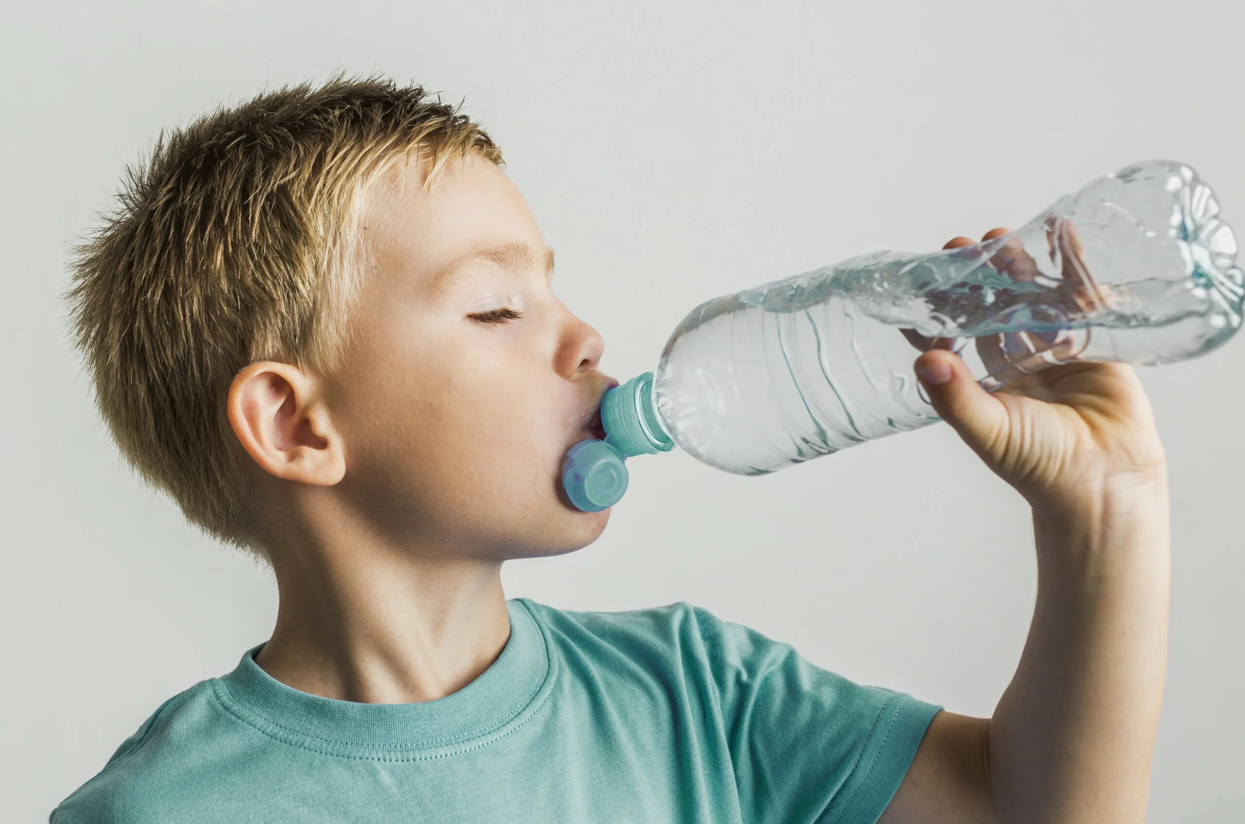 Ребенок год не пьет воду. Мальчик пьет. Мальчик пьет воду. Бутылка для воды для малышей. Ребенок пьет воду из бутылки.