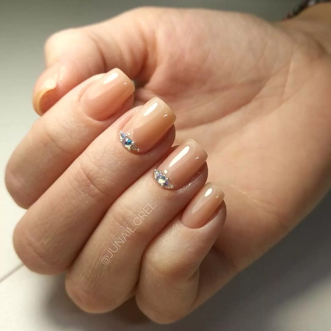 Бежевые ногти. Нюдовый маникюр слоновая кость. Бежевый маникюр на короткие ногти. Нюдовый маникюр со стразой. Маникюр со стразами.