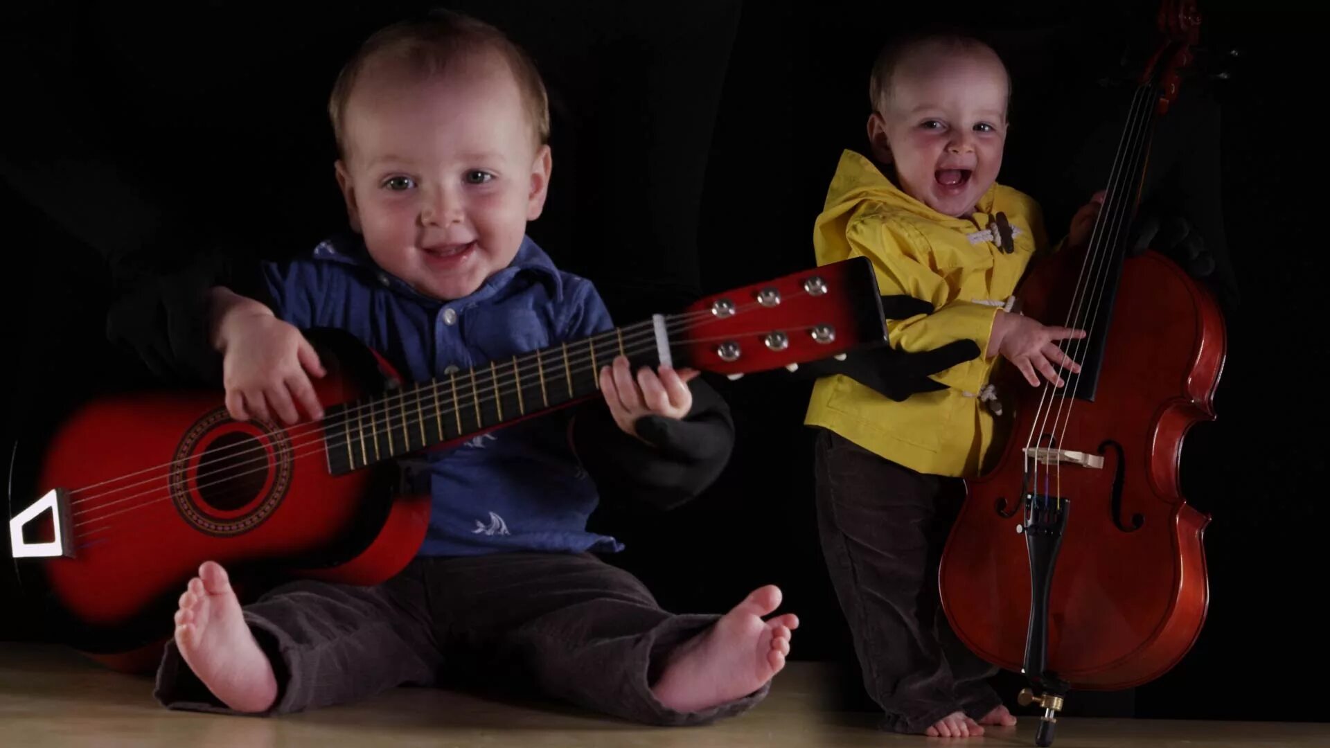 Слушать песню дети минут. Музыкальные инструменты для детей. Маленький музыкант. Гитара для детей. Маленькие дети музыканты.