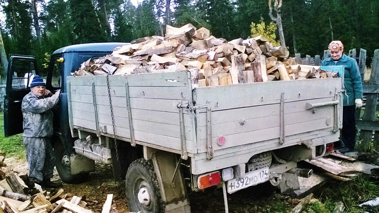 Уазик дров. УАЗ 3303 груженый дровами. УАЗ 3303 бортовой с дровами. ГАЗ 3309 С дровами. УАЗ 3303 колотых дров.