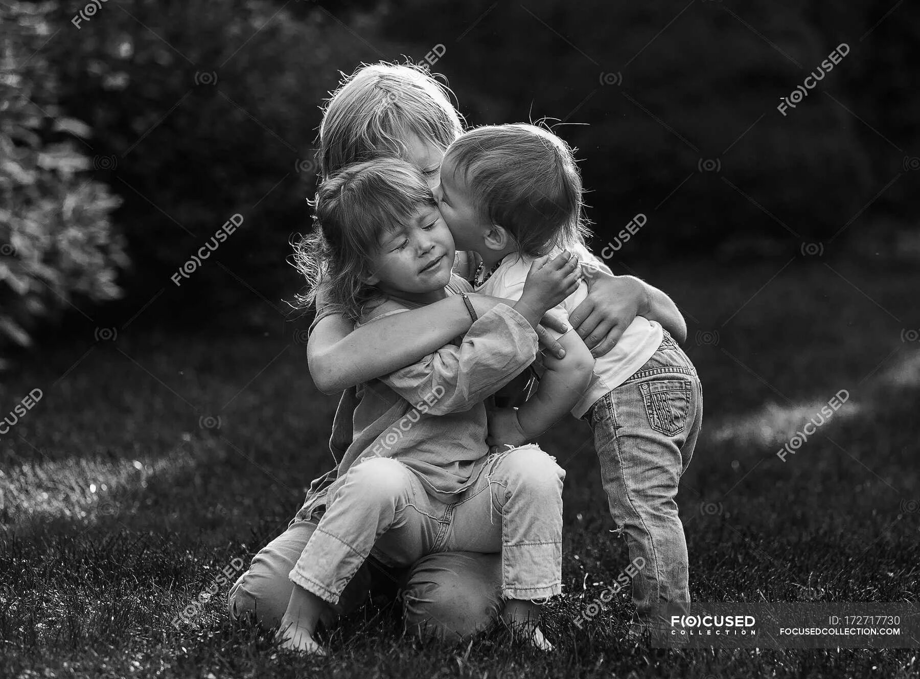 Kids hug. Старший и младший брат. Объятия дети. Kids hug. Мальчик и девочка обнимаются.