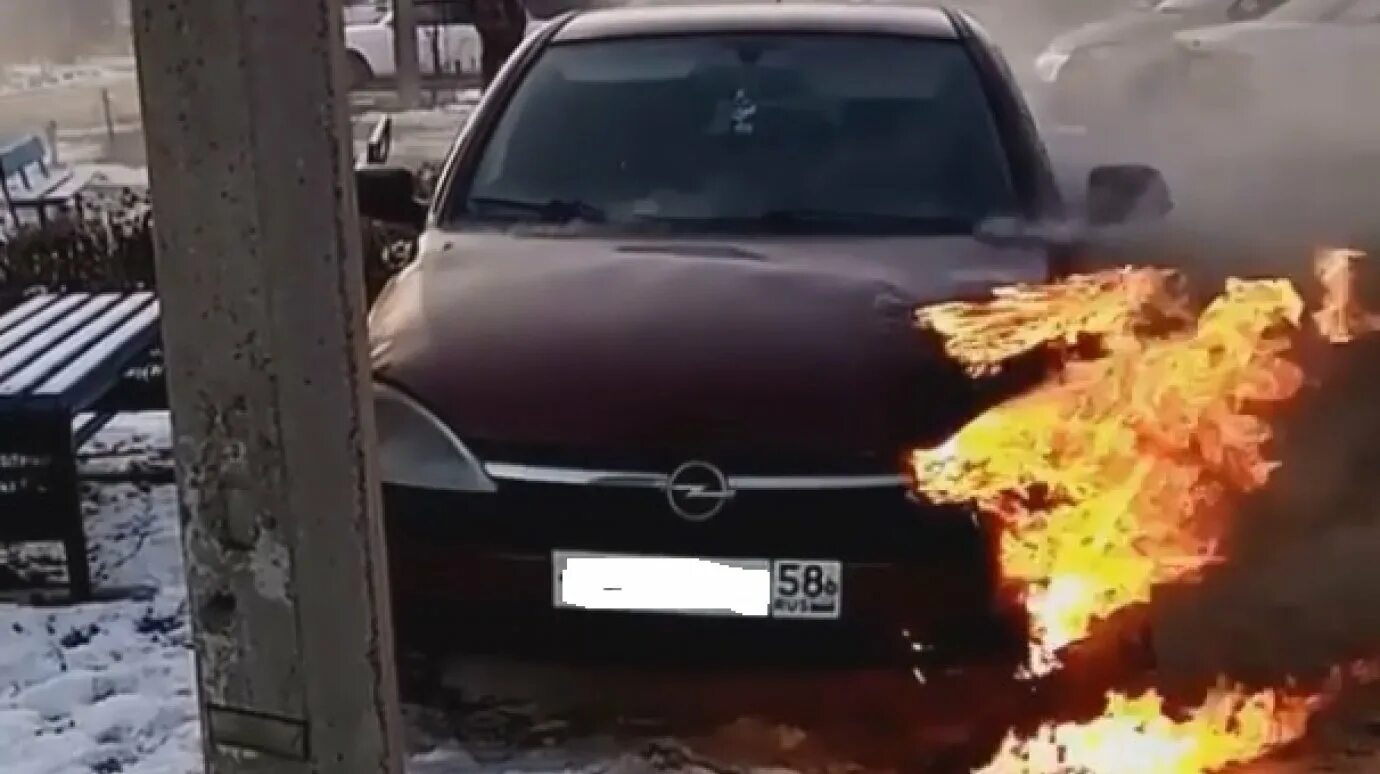 Горящий Опель. Вспыхнул автомобиль Пенза март 2020. Опель сгорел