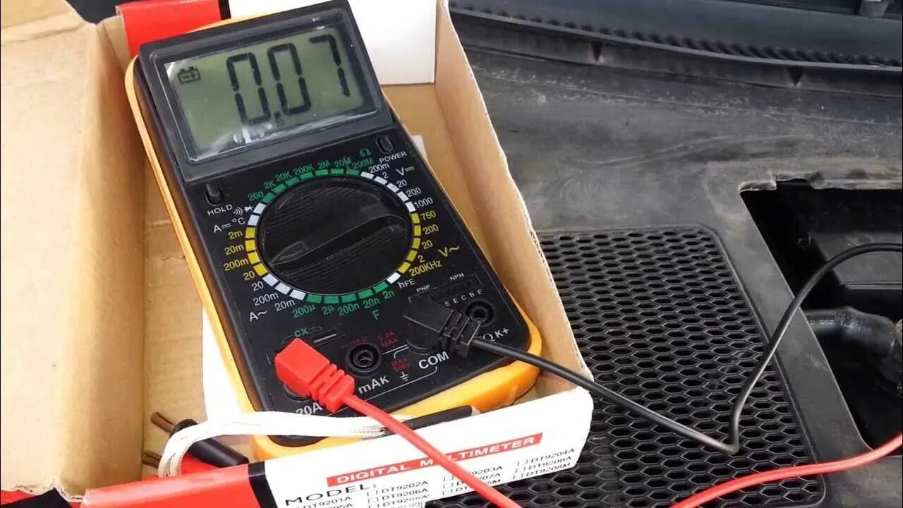 На мультиметре горит. Dt9208a индикатор батареи. мультиметр dt9205a горит значок аккумулятора. значок аккумулятора на мультиметре. индикатор аккумулятора на мультиметре.