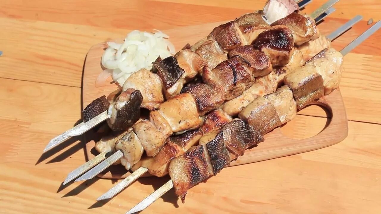 Копченый шашлык. Осетрина shashlik. шашлык. шашлык из рыбы. шашлык на шампуре.