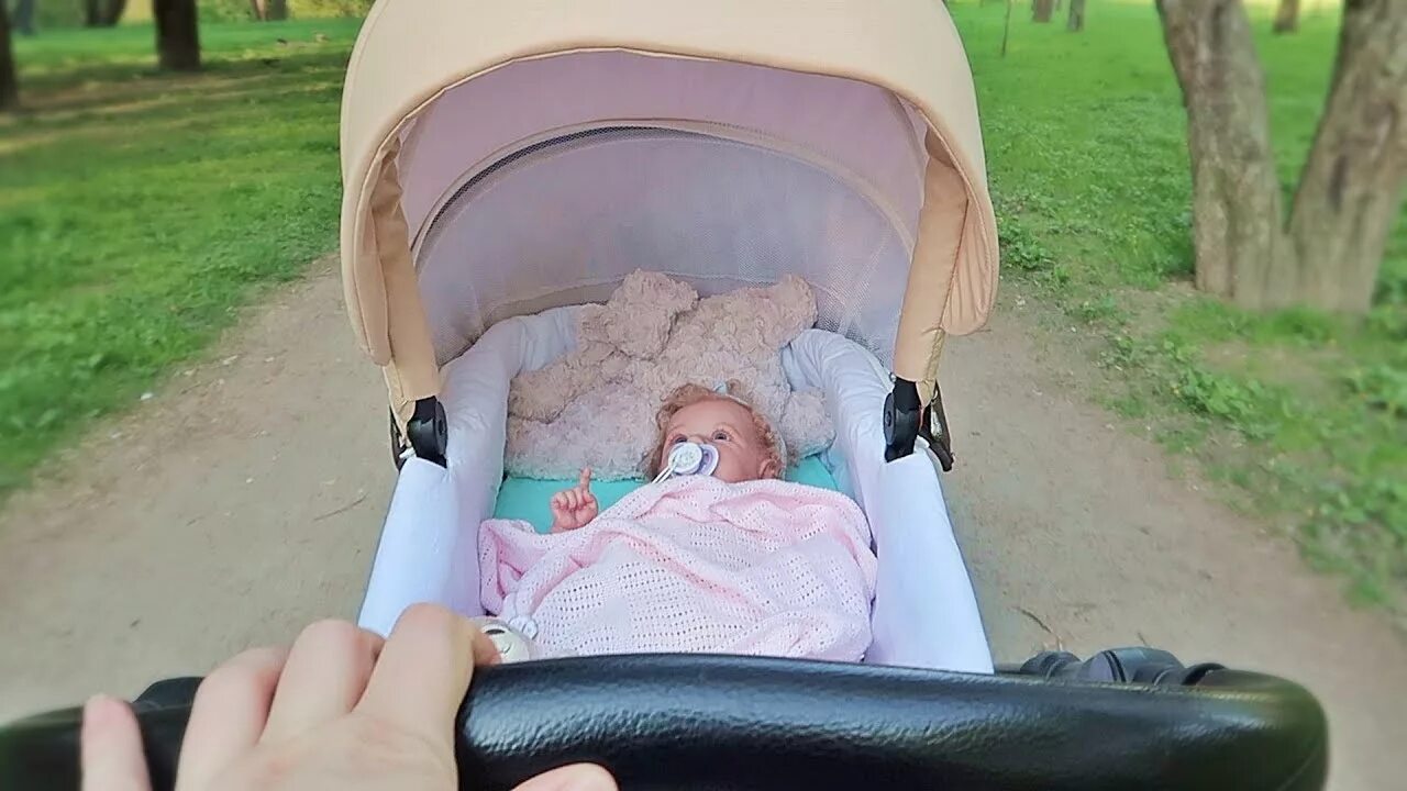 Прогулка с реборном в коляске. Зырики тв реборн. ребенок в коляске летом. новорождённые девочки в коляске. младенец на прогулке в коляске.