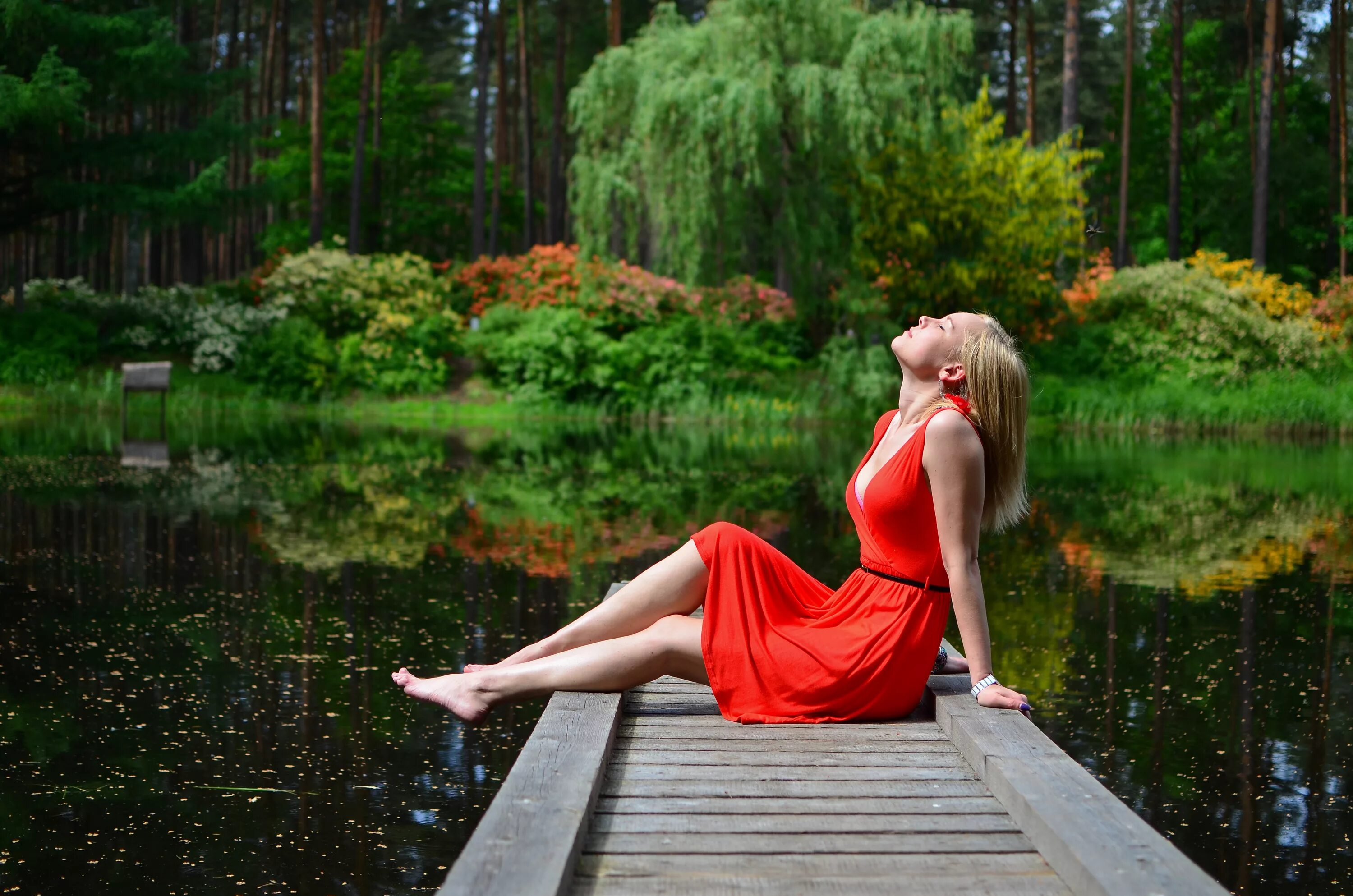 Lake girl. Фотосессия в Красном платье на природе. Фотосессия в озере в платье. Девушка в платье на природе. Девушка в платье у озера.