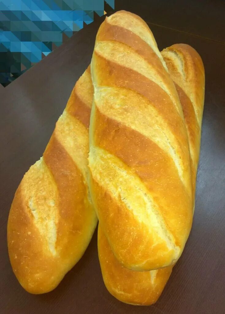 батон с присыпкой. форма подмосковного батона. булка батон. батон кукурузный. кукурузный хлеб без глютена.