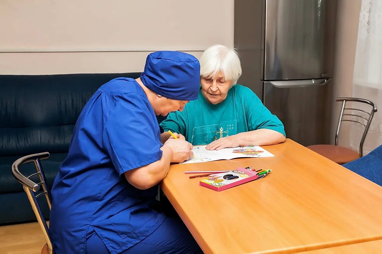 Уход за больными деменцией в пансионат. Пансионат для пожилых. Пансионат для престарелых с деменцией. Пансионат для пожилых людей с деменцией. Занятия с пожилыми людьми с деменцией.