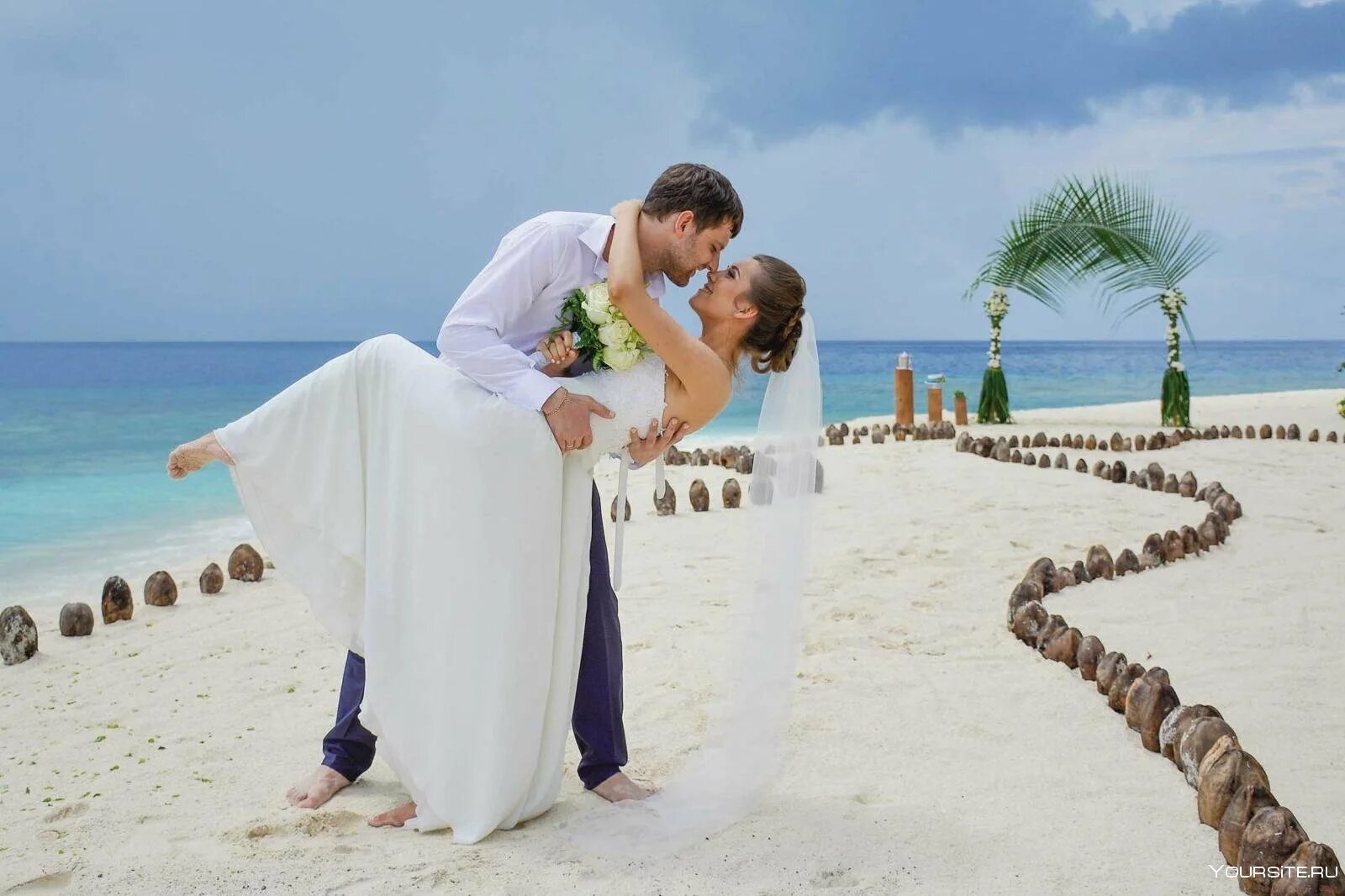 Свадебная фотосессия на берегу моря. Свадебная церемония на пляже. Церемония свадьбы на мальдивах. Красивое свадебное путешествие. Свадебная фотосессия на мальдивах.