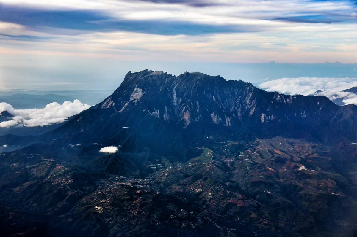 Кинабалу малайзия. Гора Кинабалу. Гора Кинабалу Борнео. Восхождение на Кинабалу. Гора Кинабалу где находится.