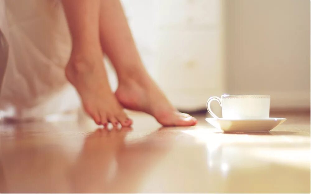 Утро ноги. Доброе утро ноги. Кофе в постель. Женские ножки утром.
