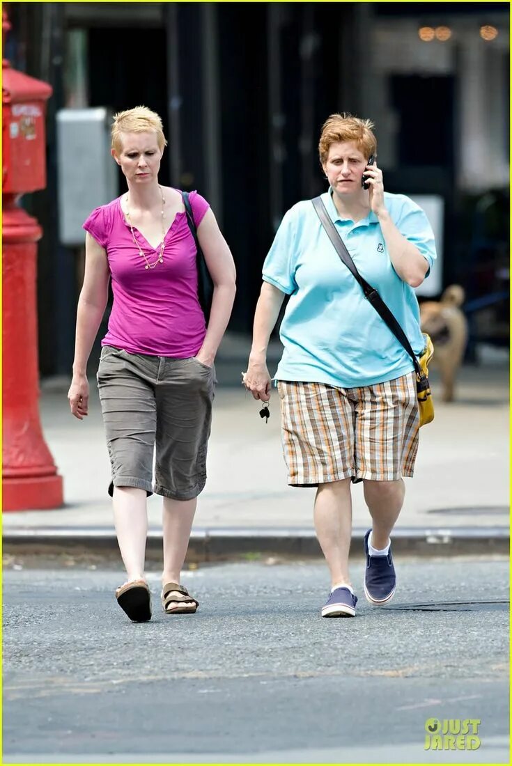 Синтия никсон и кристин маринони ребенок. Синтия никсон с женой. Синтия никсон и кристин марони. Кристин маринони. Синтия никсон и ее жена.