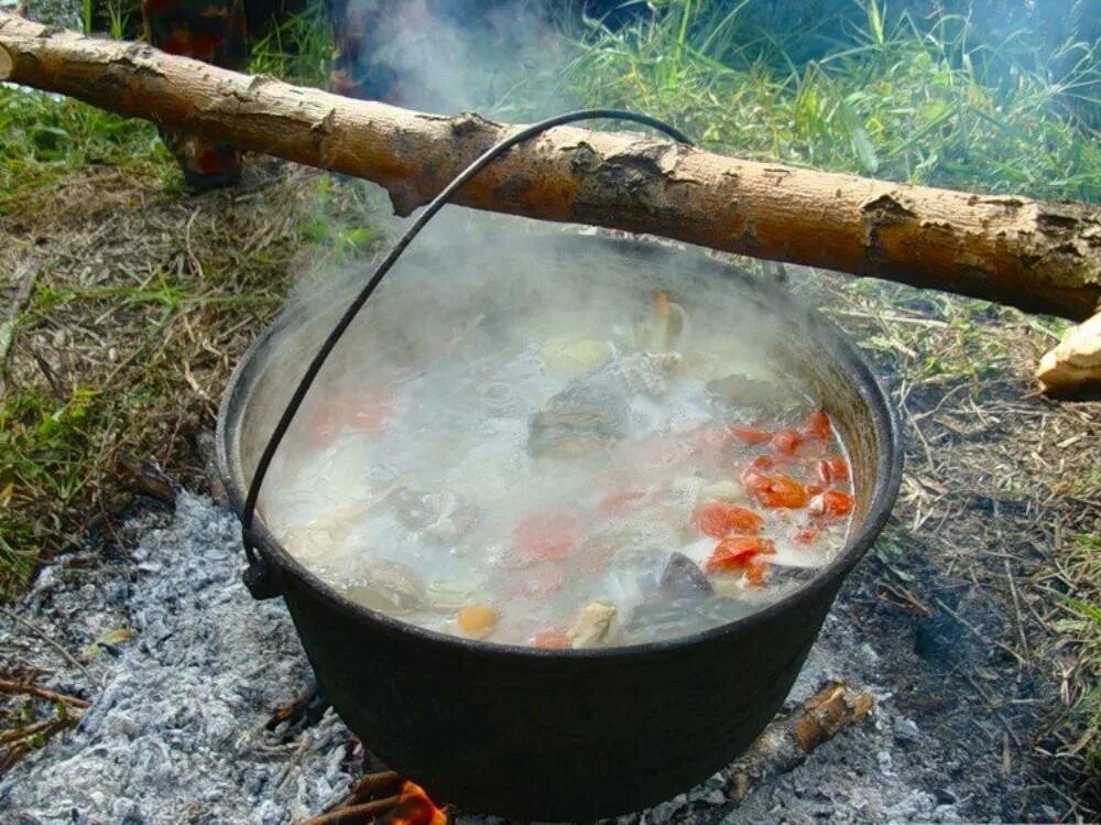 Паэлья с морепродуктами в казане на костре. Казан на костре. Уха из форели на костре. Щучья уха на костре. Фото зимней ухи.