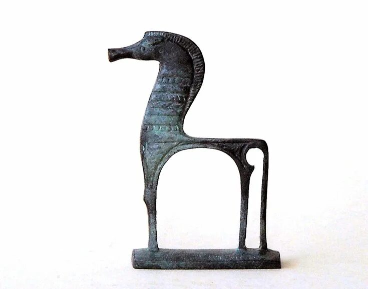 Греческий конь. Греческая Геометрика скульптура лошади. Лошадь Геометрика Греции. Геометрический конь скульптура древней Греции. Декор конь бронза.