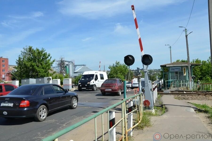 Переехал в орел. Железнодорожный переезд. ЖД переезд. Регулируемый Железнодорожный переезд. Светофор на Железнодорожном переезде.