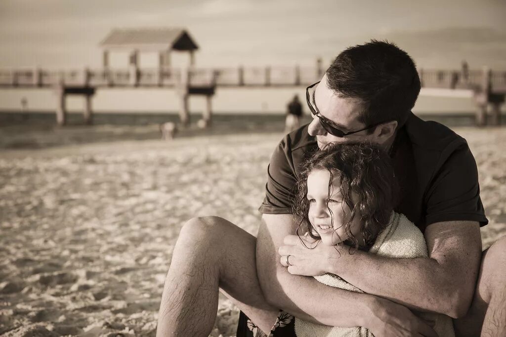 Loves his daughter. Отец и дочь. Фотосессия папа и дочка. Заботливый отец.