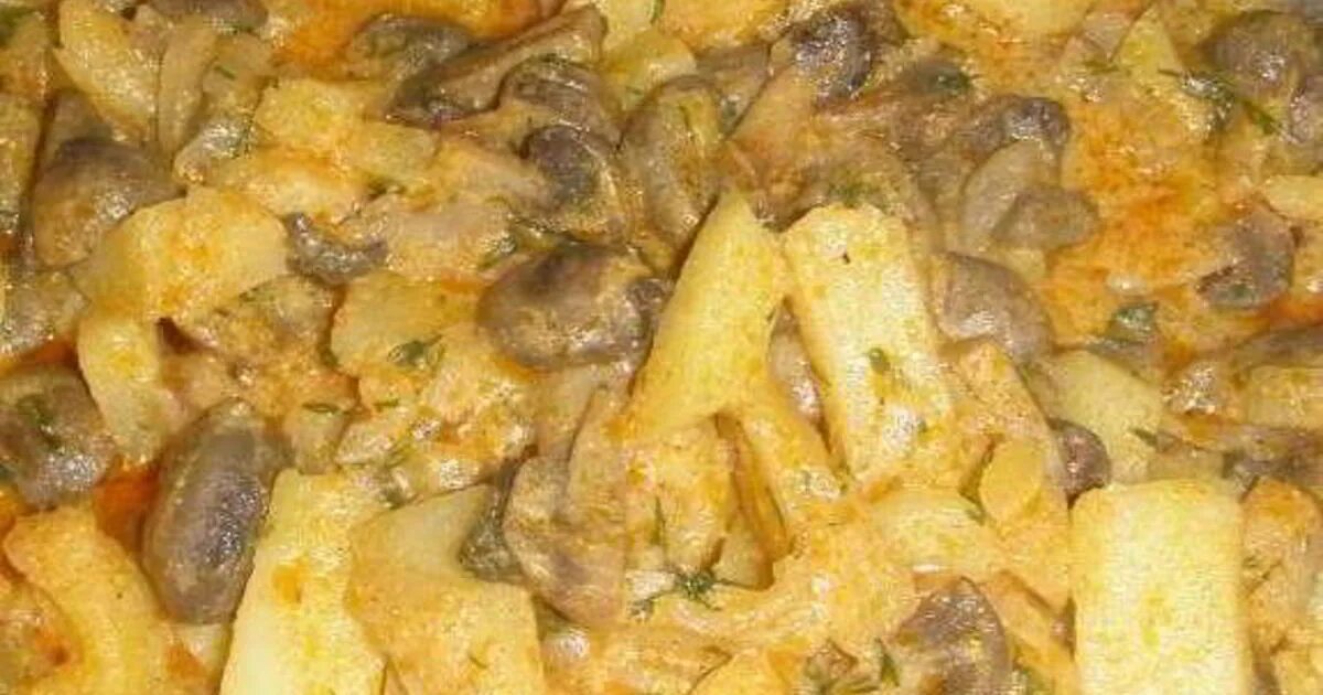 Рецепт картошки с мясом в сметане. Тушеная картошка на сковороде. Тушёная картошка с мясом в сковороде. Картошка с грибами на сковороде тушеная. Картошка в соусе на сковороде.