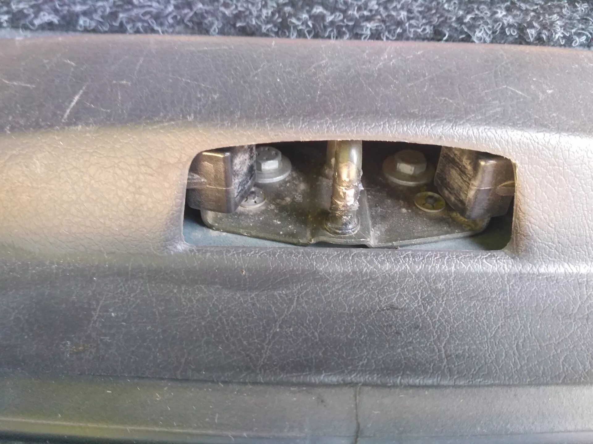 Брякает крышка багажника. Ford fiesta mk5 заглушки рейлинга. 5e0827341 подкладка буфера. Брякает крышка багажника. Дребезжит крышка багажника приора хэтчбек.