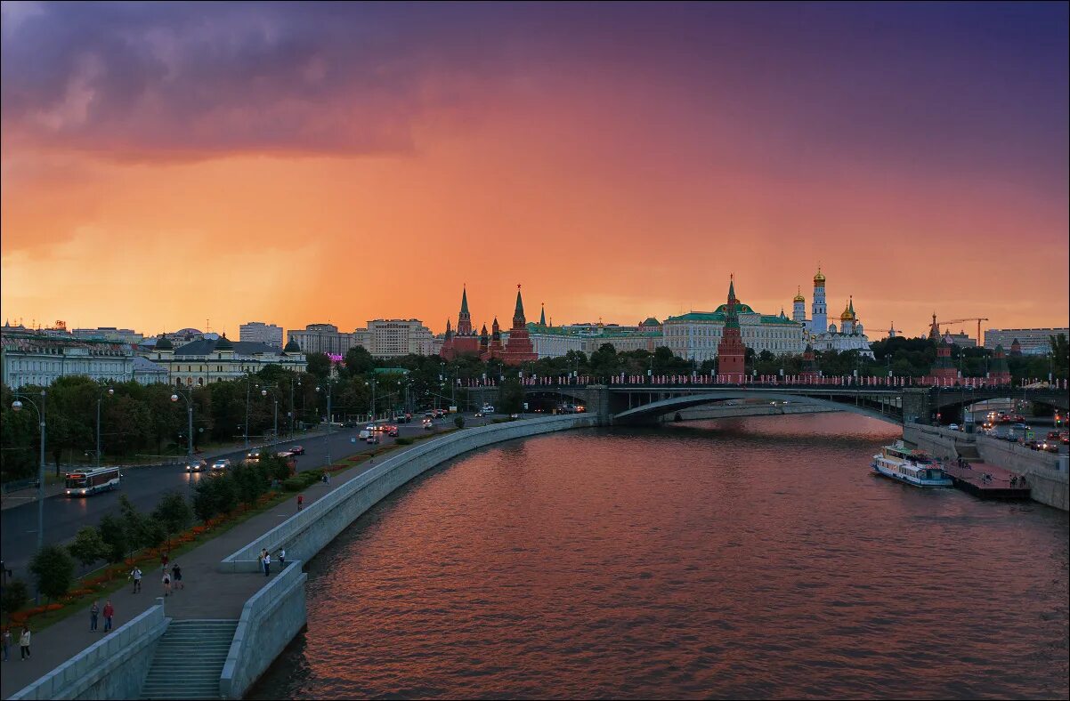 Над москвой рекой на круче. Тюмень парящий мост. Московский кремль на рассвете. Над москвой рекой на круче стихотворение. Над москвой рекой на круче.