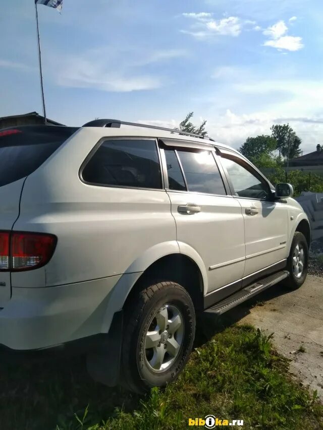 Кайрон 2010г. SSANGYONG Kyron белого цвета с люком. Белый Кайрон с черной крышей.