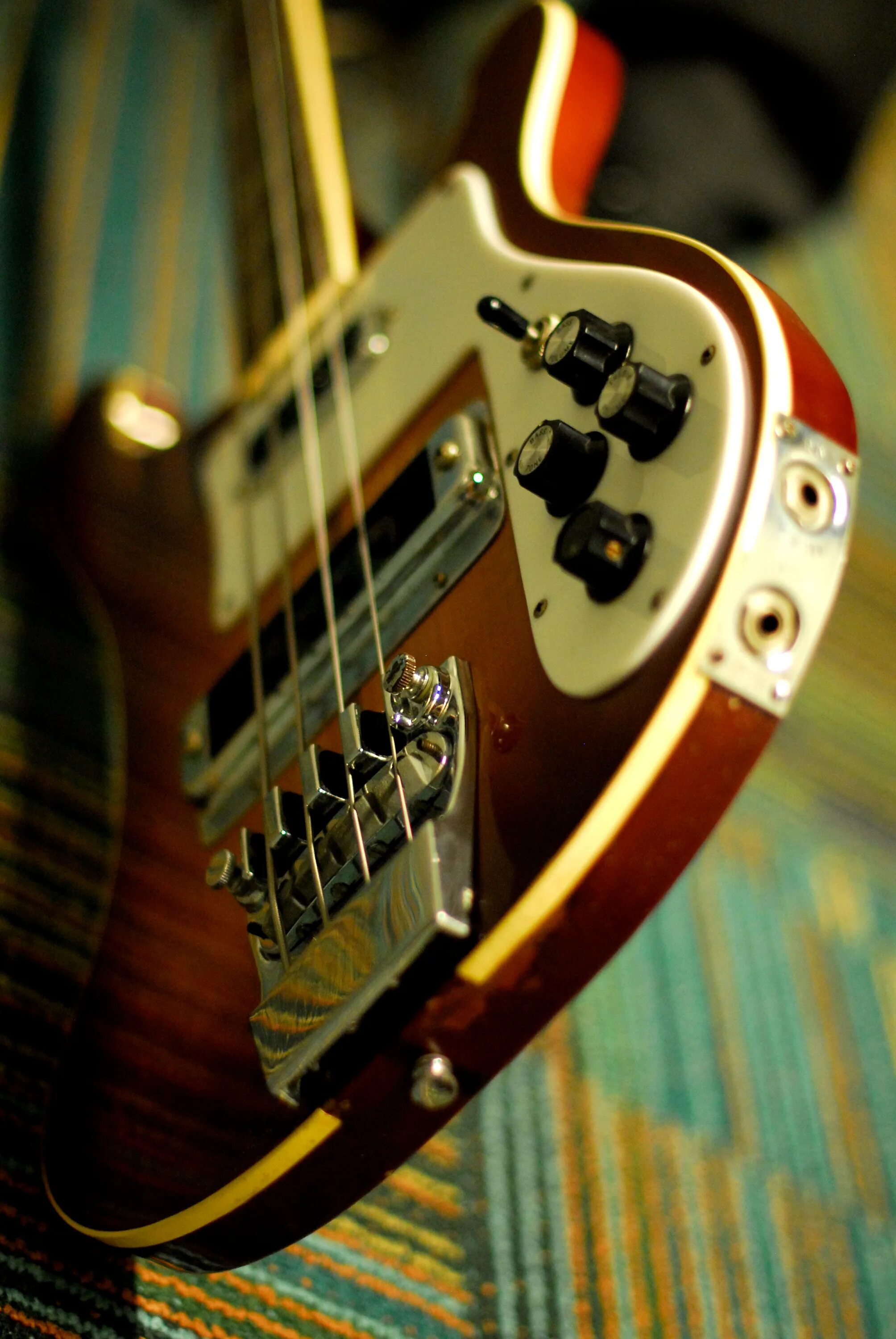 Гитара на телефон андроид. Бас rickenbacker. бас гитара арт. рейхенбакер гитара. красивые электрогитары.