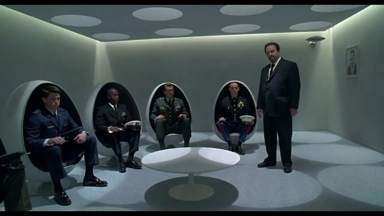 Центр людей в черном. Люди в черном 1997. черный человек.