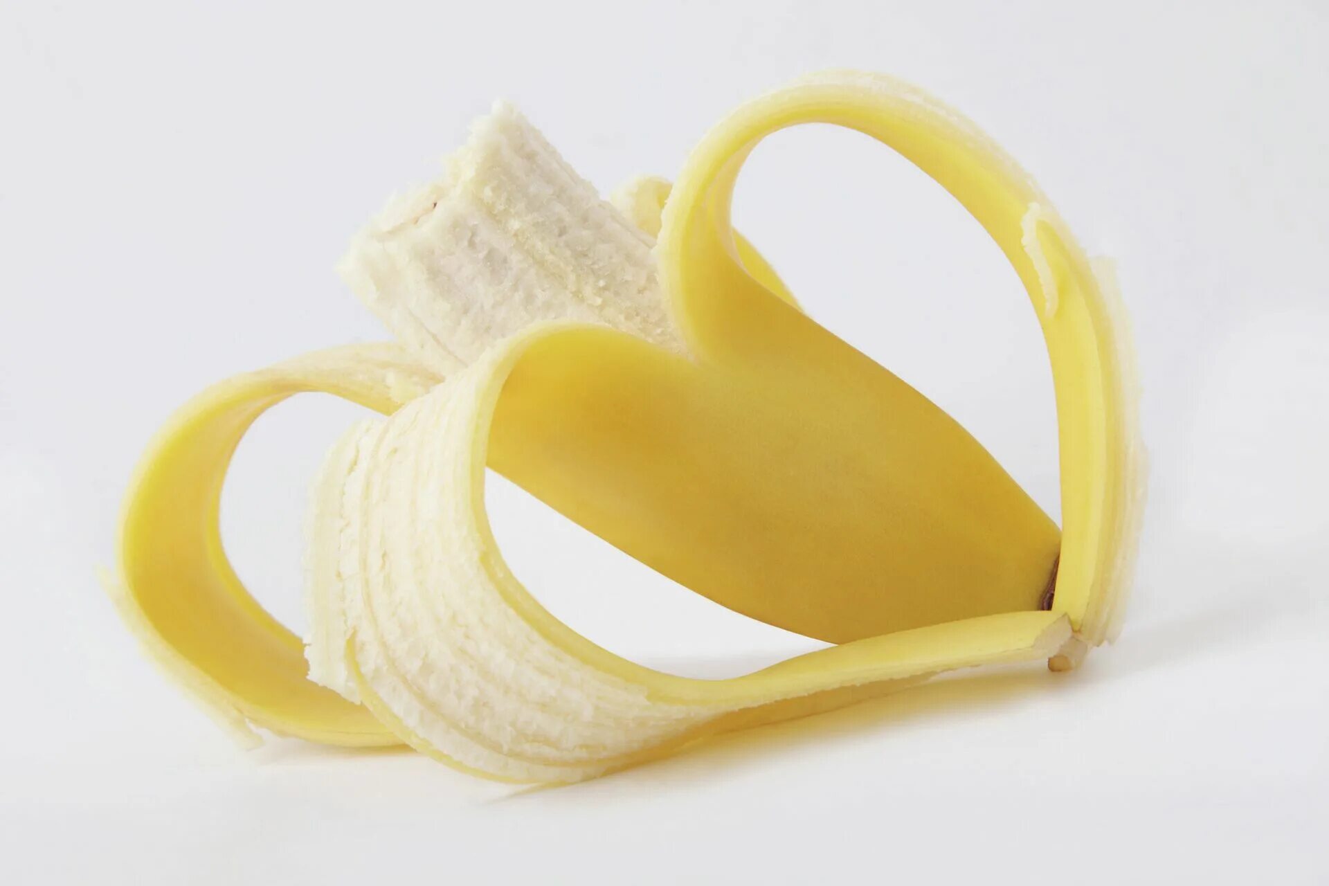 Как называется кожура. Пол банана. Половинка банана. Калорийность банана без кожуры. Банановый эквивалент.
