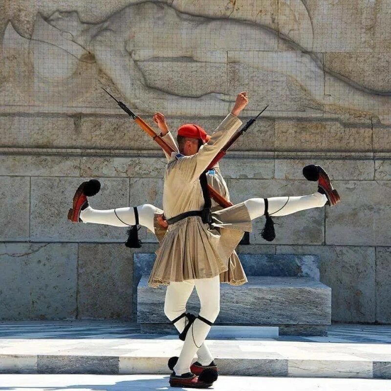 Эвзоны в афинах. Греция солдаты почетного караула. Смена караула в греции. Форма греческого почетного караула. Смена караула в афинах.