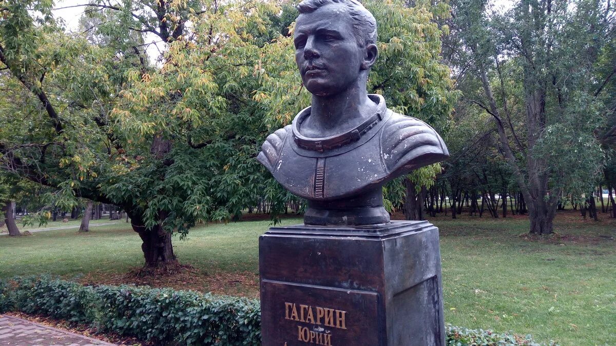 памятник гагарина самара. а. памятник гагарину в самаре в парке гагарина. парк гагарина памятник гагарину. бюст ю.