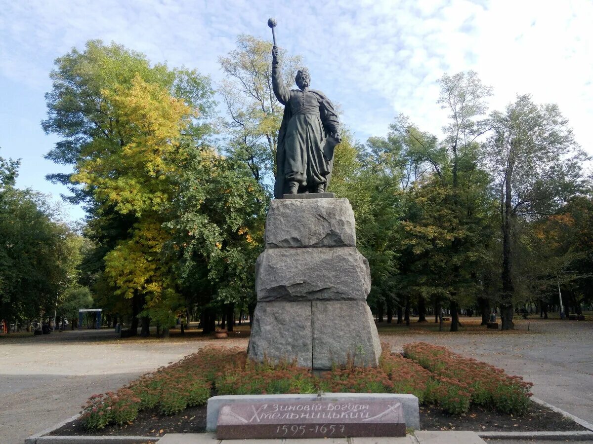 Хмельницкий мелитополь. Памятник Богдану Хмельницкому Мелитополь. Памятник Хмельницкому в Мелитополе. Памятник Богдану Хмельницкому Чегирин.