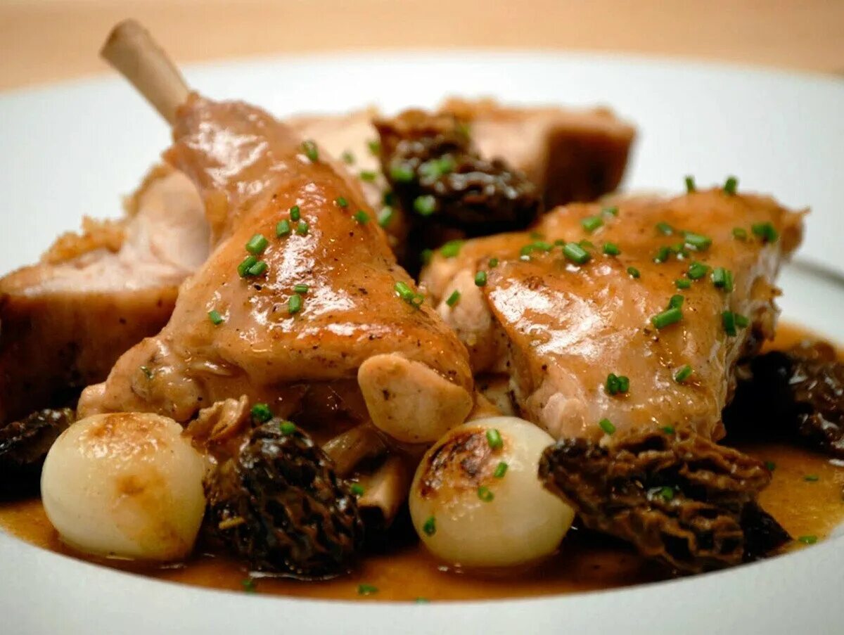 Мясо кролика, тушеное в вине. Вкусные блюда из зайца. Запеченный заяц. Блюда из дикого зайца. Блюда из дикого зайца.