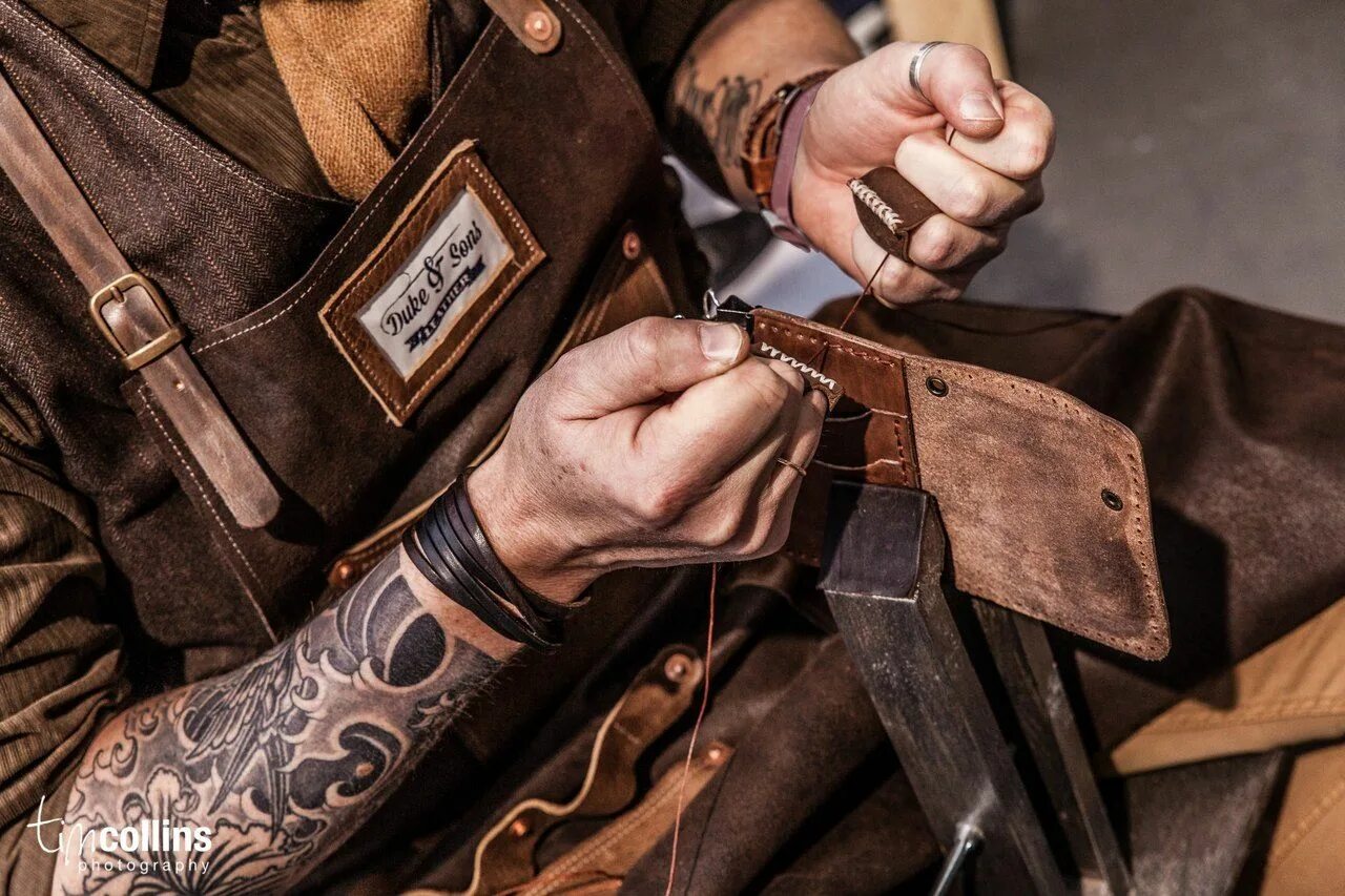 Выделанная кожа. Leather кожевенная мастерская. Кожевенное ремесло. Кожевенная промышленность. Мастерская кожевника.
