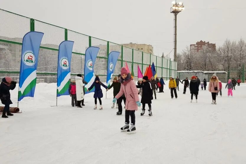 Каток в улан-удэ. Каток видное 10 школа. Заливка уличного катка. Каток 49 школа. Брюнетка на катке.