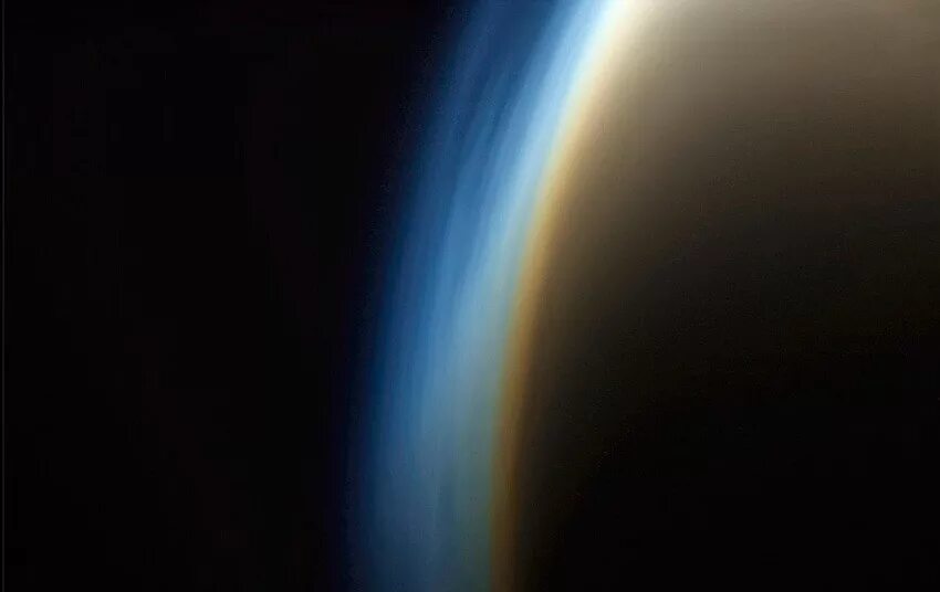 Спутник плотной атмосферой. Титан Спутник атмосфера. Атмосфера титана спутника Сатурна. Ореол атмосферы вокруг титана спутника Сатурна. Атмосфера титана фото.