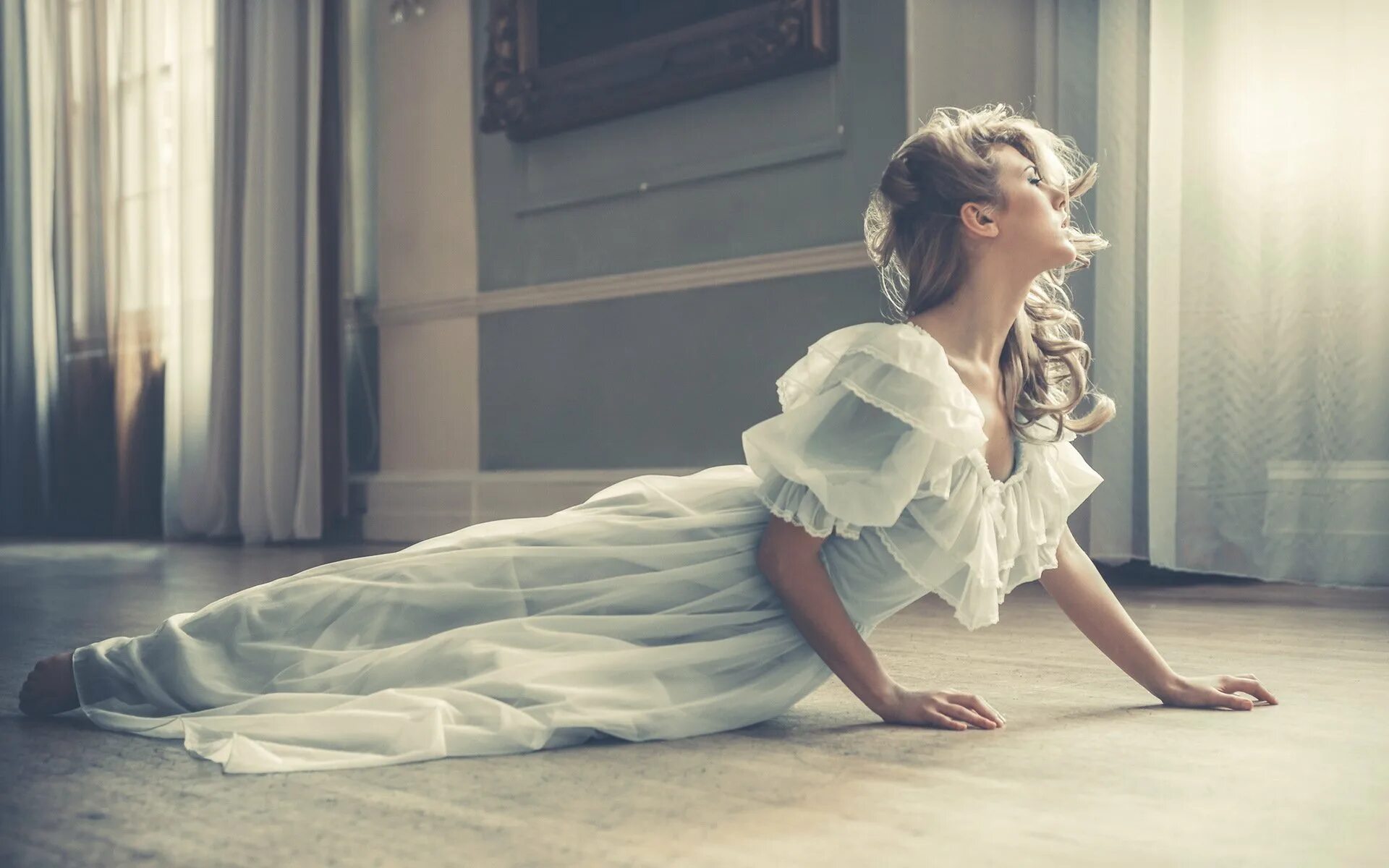 Raphaella MCNAMARA. Девушка в белом платье. Модель в белом платье. Женщина в платье.