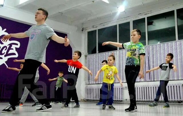 Фристайл хип хоп. Позиции в танцах для мальчиков. Новые танцы мальчик. Новые танцы мальчик. Бальный костюм для мальчика.