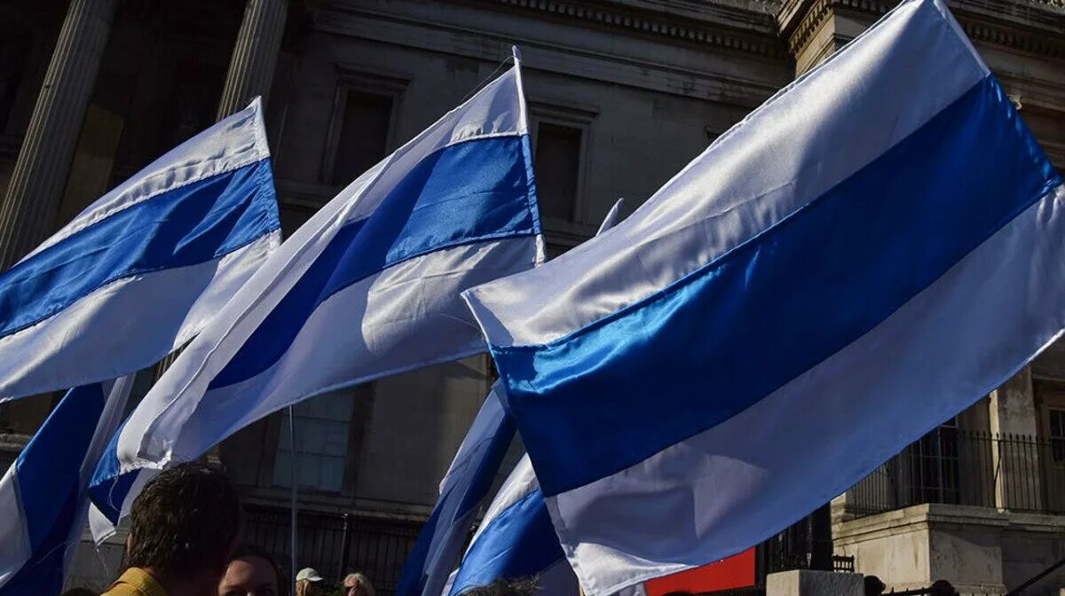 Флаг оппозиции. Бело сине белый флаг антивоенный. новый флаг россии. бело синий флаг.