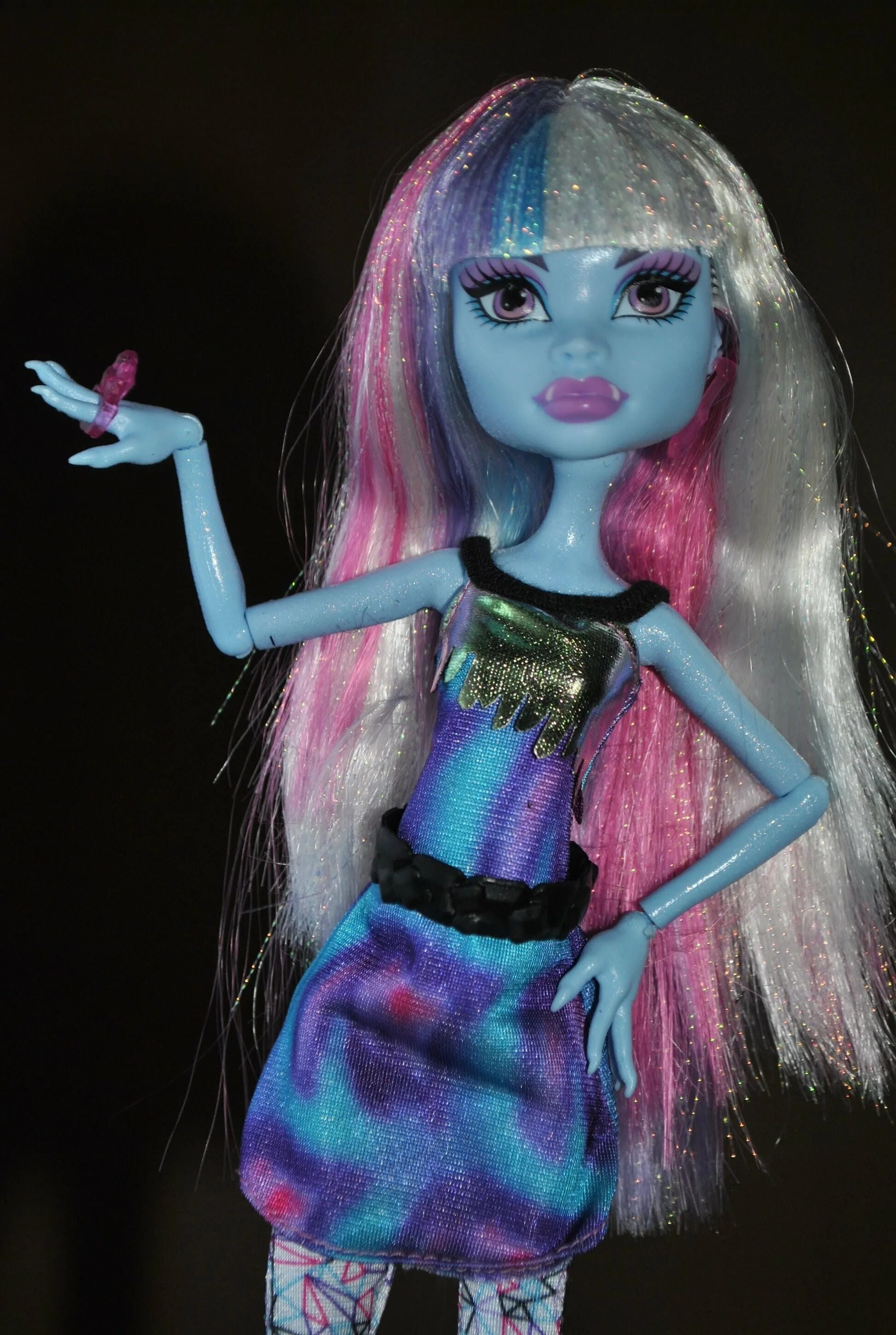 Монстер хай гулия йелпс. Дочь йети монстр хай. Эбби боминейбл. Монстр хай голубая. Кукла йети монстер хай.