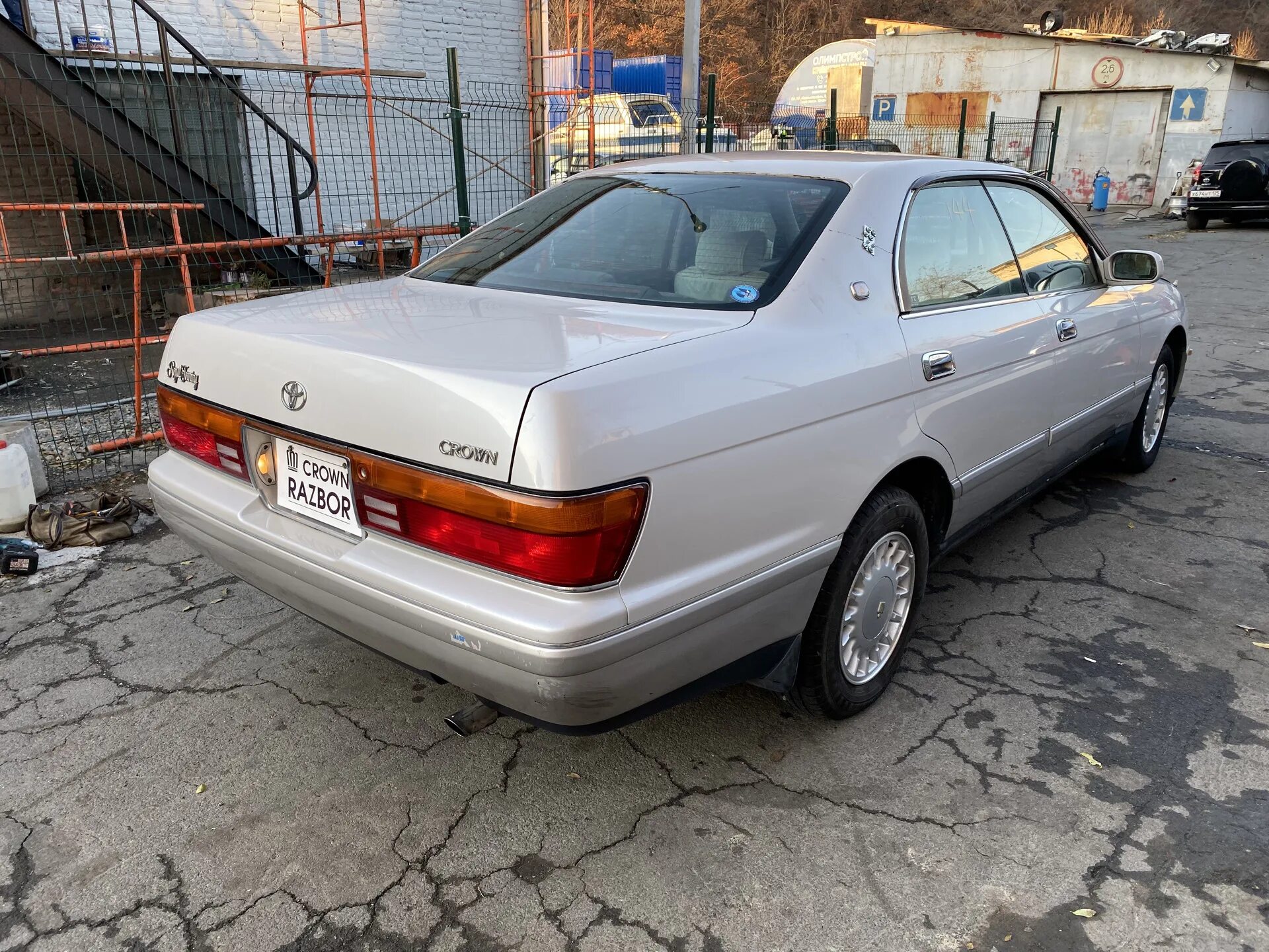 Какой краун лучше. Toyota crown 141. тойота краун 141 кузов. toyota crown 155 кузов. диски кроун jzs141.