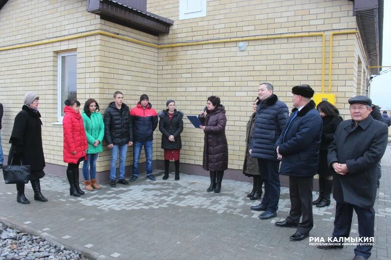 Погода в яшалте на 14 дней. Яшалта. Элиста вести сиротам дома. Яшалта школа. Администрация Яшалты.