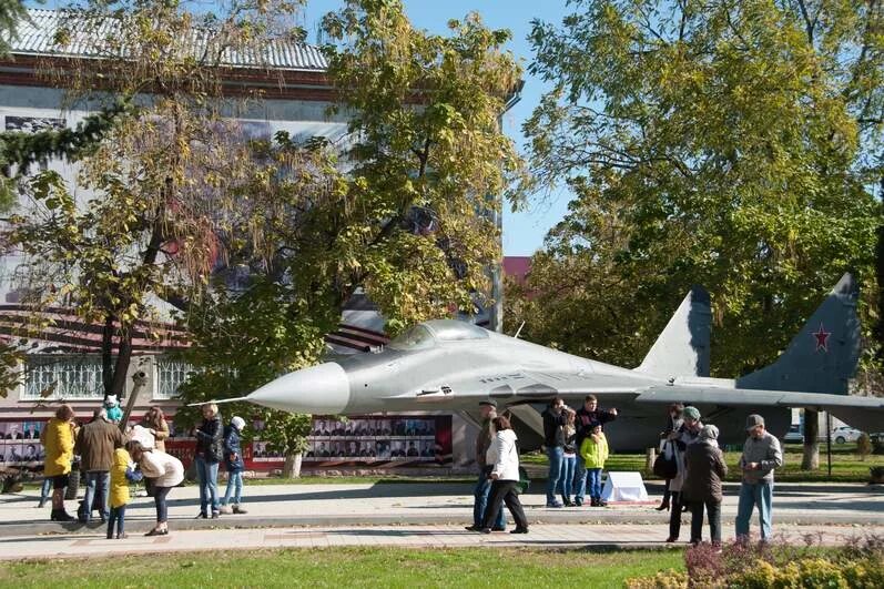 Растения курганинска. Памятник летчикам Курганинск. Площадь города Курганинска Краснодарского края. Курганинск центр города. Курганинск музей.