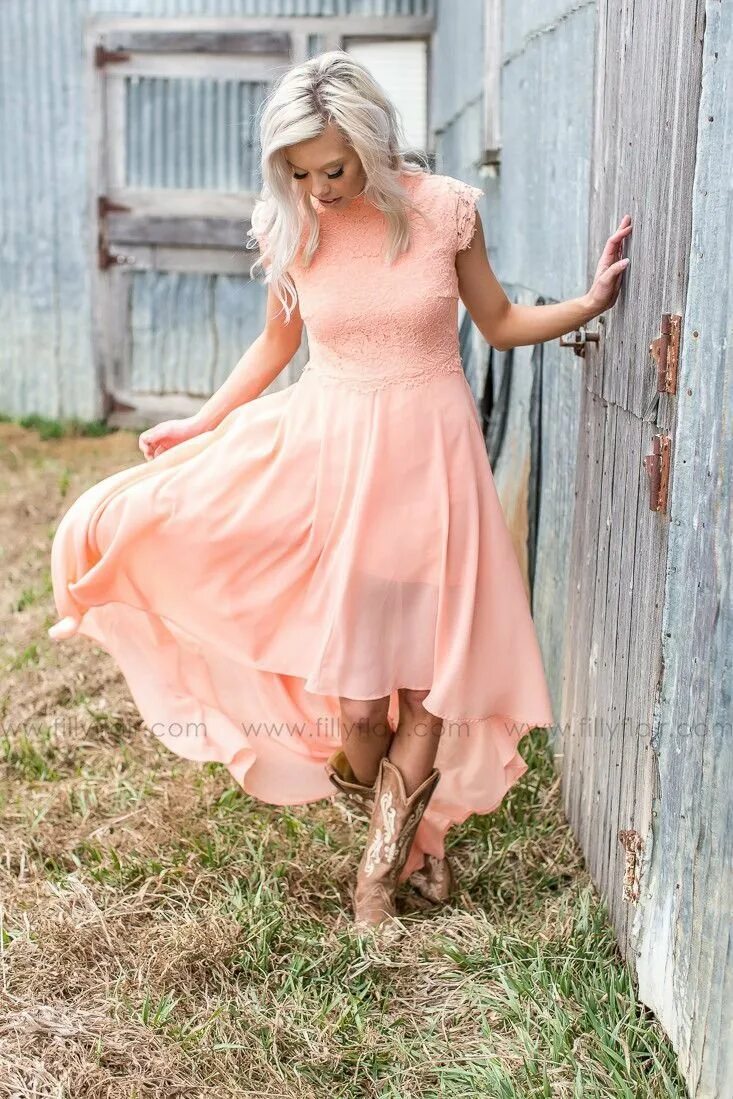 Деревенское платье. Блондинка в персиковом платье. Вечернее платье в стиле Кантри. Платье в деревенском стиле.