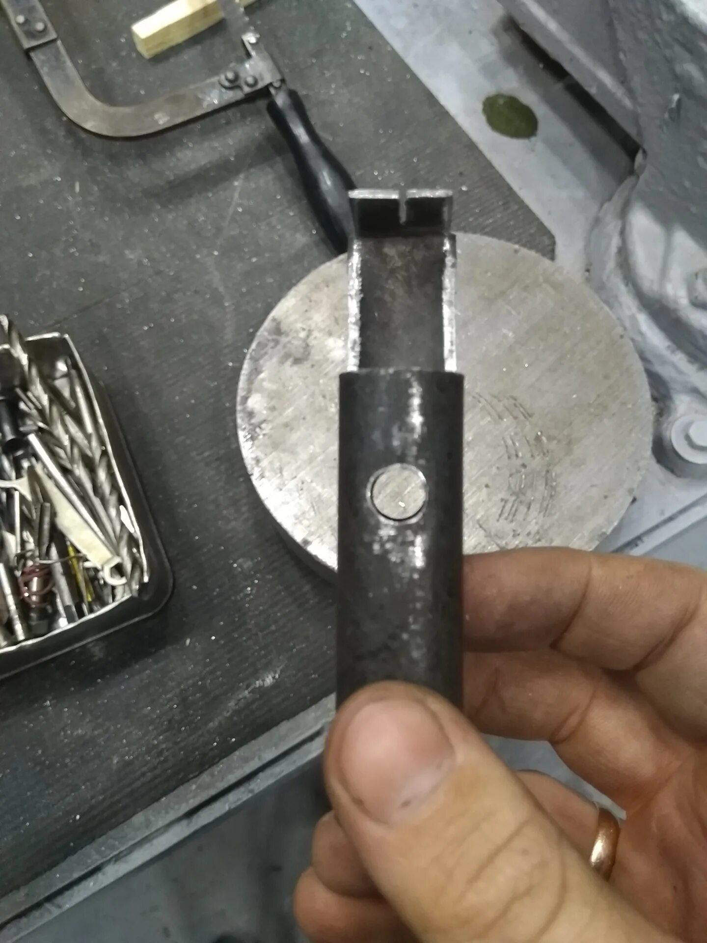 Как затянуть ленточный хомут без специнструмента. Стяжка хомутов своими руками. Как затянуть ленточный хомут без специнструмента. Самоделка для затяжки ленточного хомута шруса. Приспособа для ленточных хомутов своими руками.