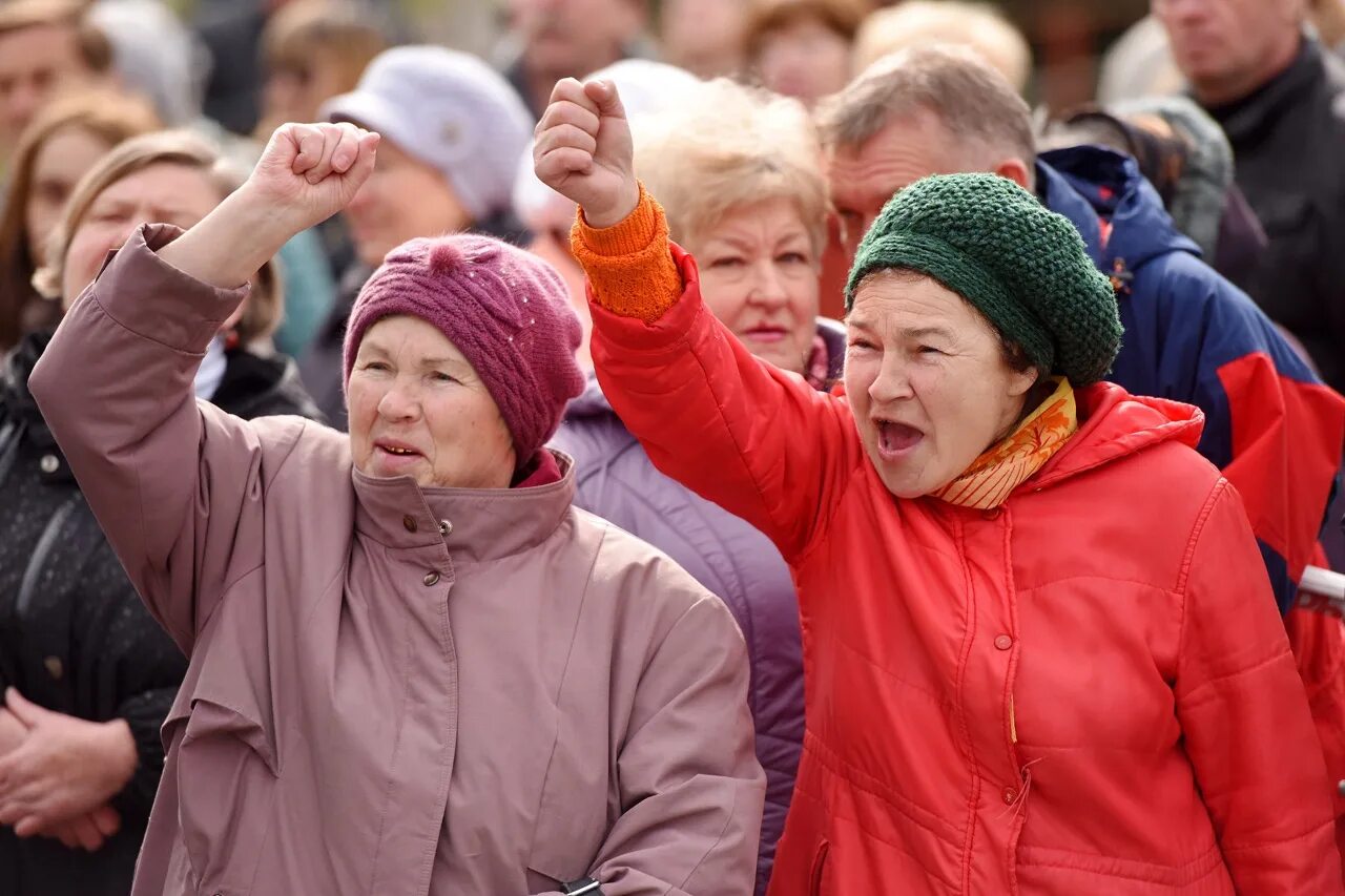 Недовольные бабки. Бабушка возмущается. Бабушки на митинге.