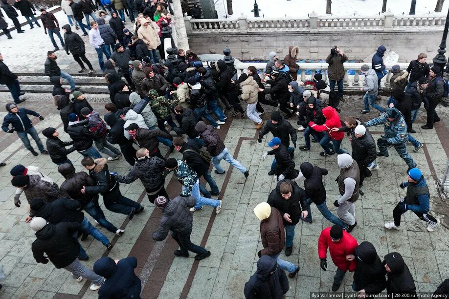 Беспорядки на Манежной площади 2010. Митинг на Манежной площади 2010. 2010 - Массовые беспорядки в Москве на Манежной площади.. Москва стычки