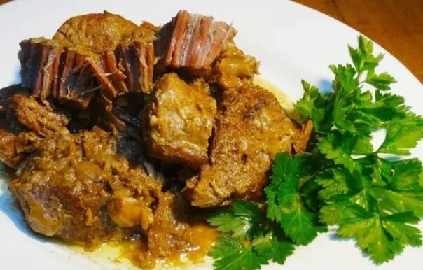 Мясо по курдски. Мясо по кремлевски из говядины со сливочным маслом. Мясо по кремлевски из говядины. Мясо тушеное по кремлевски. Говядина по кремлевски.