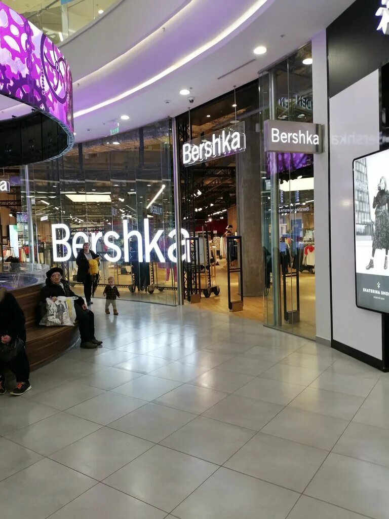 Bershka москва. Бершка Москва. Полежаевская бержка магазин. Bershka Store. Стринги бершка.