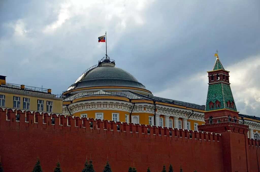 Здания московского кремля. Здания московского кремля. Сенатский дворец в кремле казаков. Большой кремлевский дворец. Москва.