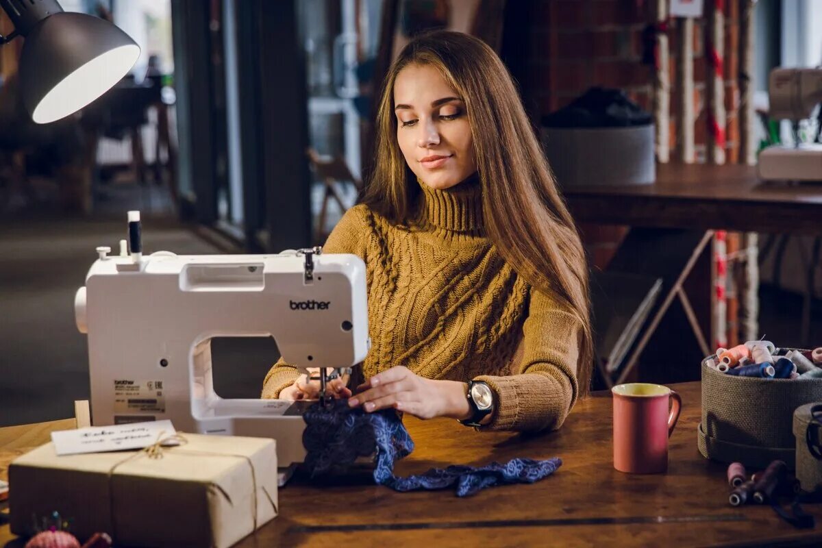 Женщина за швейной машинкой. Кройка и шитье. Швейная машинка шьет. Шьет на машинке. Фотосессия швеи.